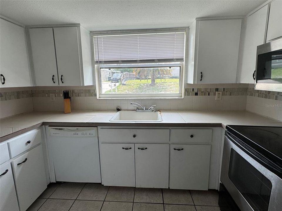 合同活跃: $180,000 (6 贝兹, 2 浴室, 1622 平方英尺)