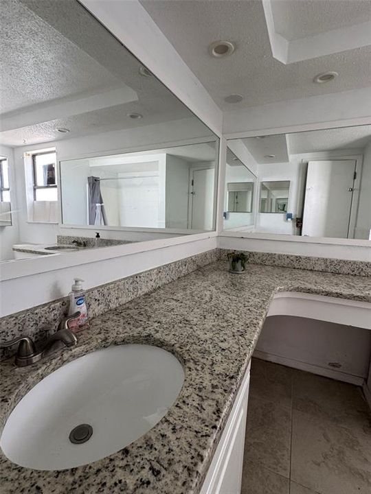 合同活跃: $180,000 (6 贝兹, 2 浴室, 1622 平方英尺)