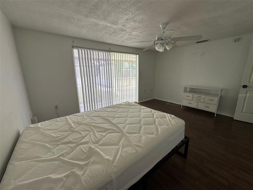 合同活跃: $180,000 (6 贝兹, 2 浴室, 1622 平方英尺)