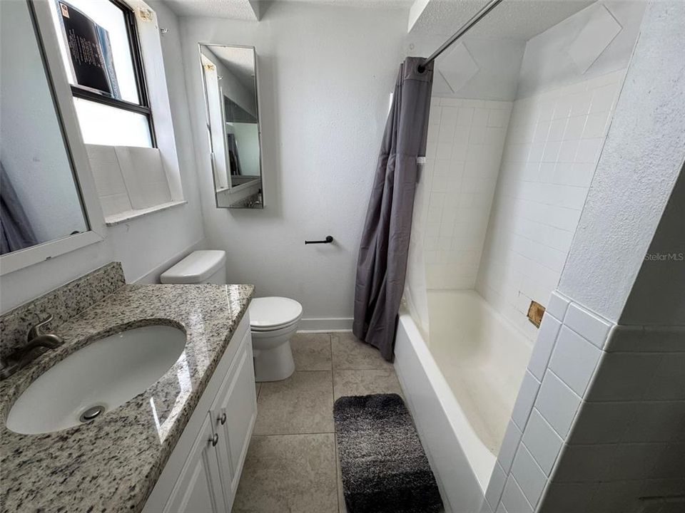 合同活跃: $180,000 (6 贝兹, 2 浴室, 1622 平方英尺)