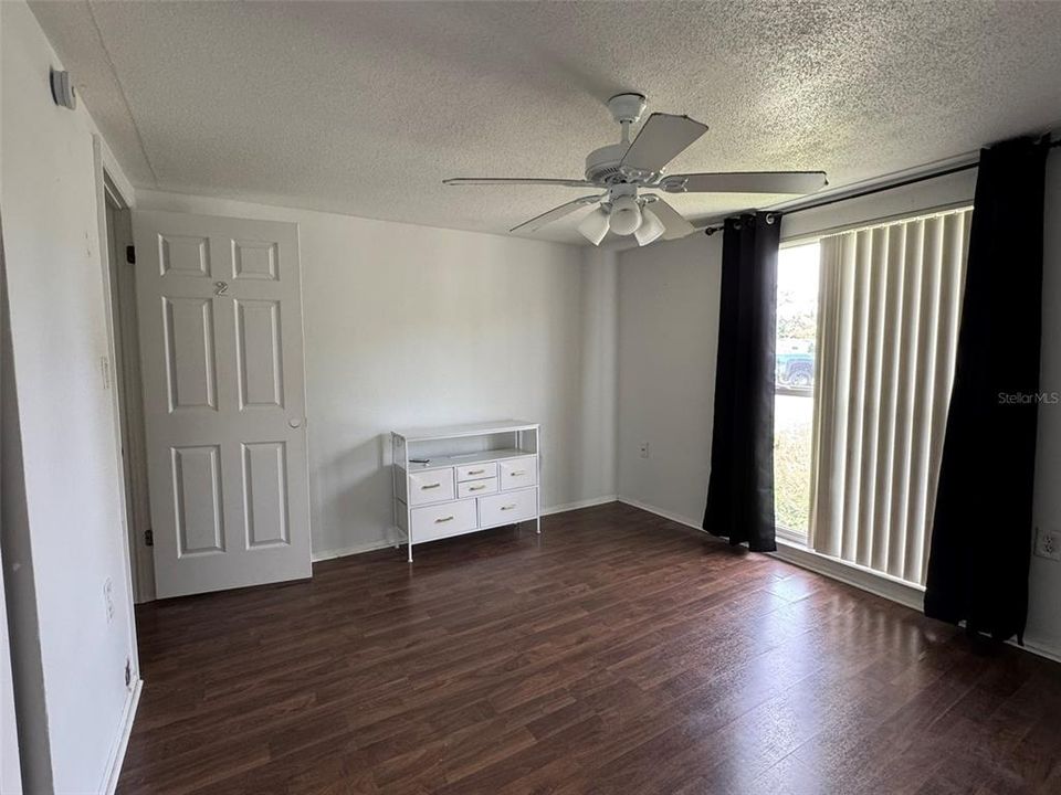 合同活跃: $180,000 (6 贝兹, 2 浴室, 1622 平方英尺)