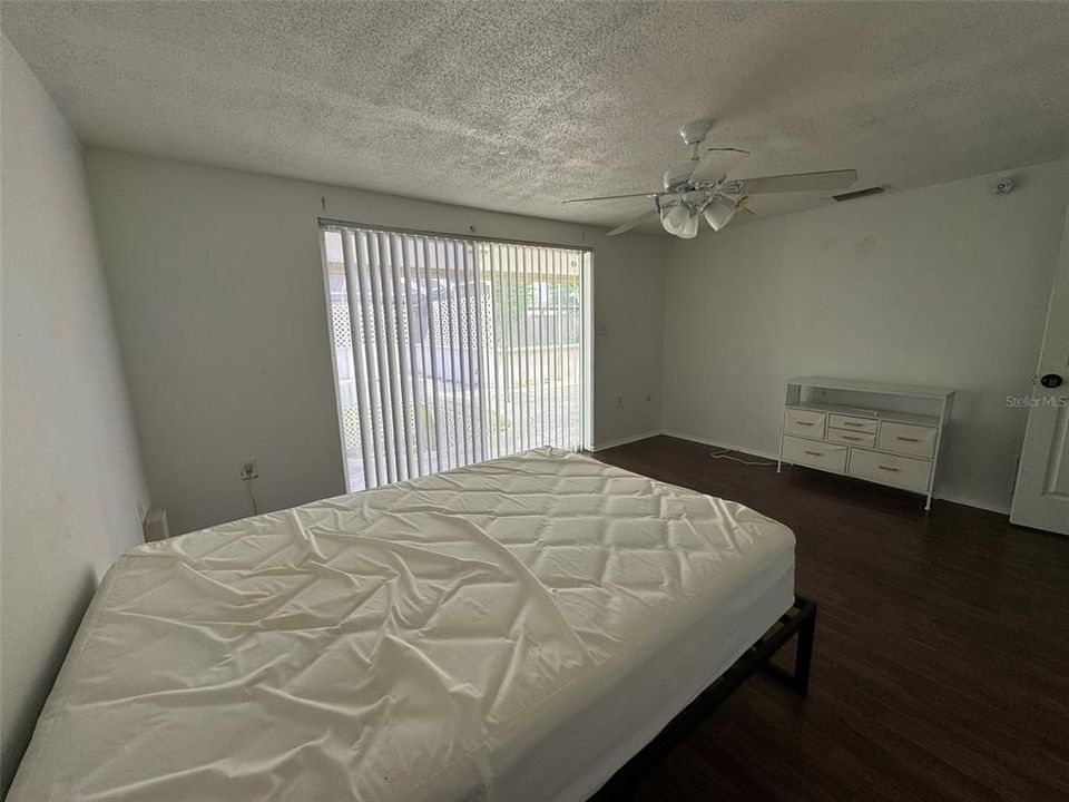 合同活跃: $180,000 (6 贝兹, 2 浴室, 1622 平方英尺)