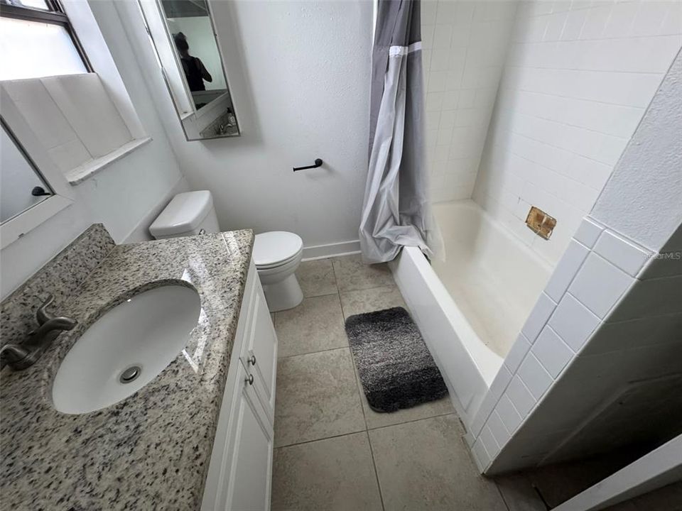 合同活跃: $180,000 (6 贝兹, 2 浴室, 1622 平方英尺)