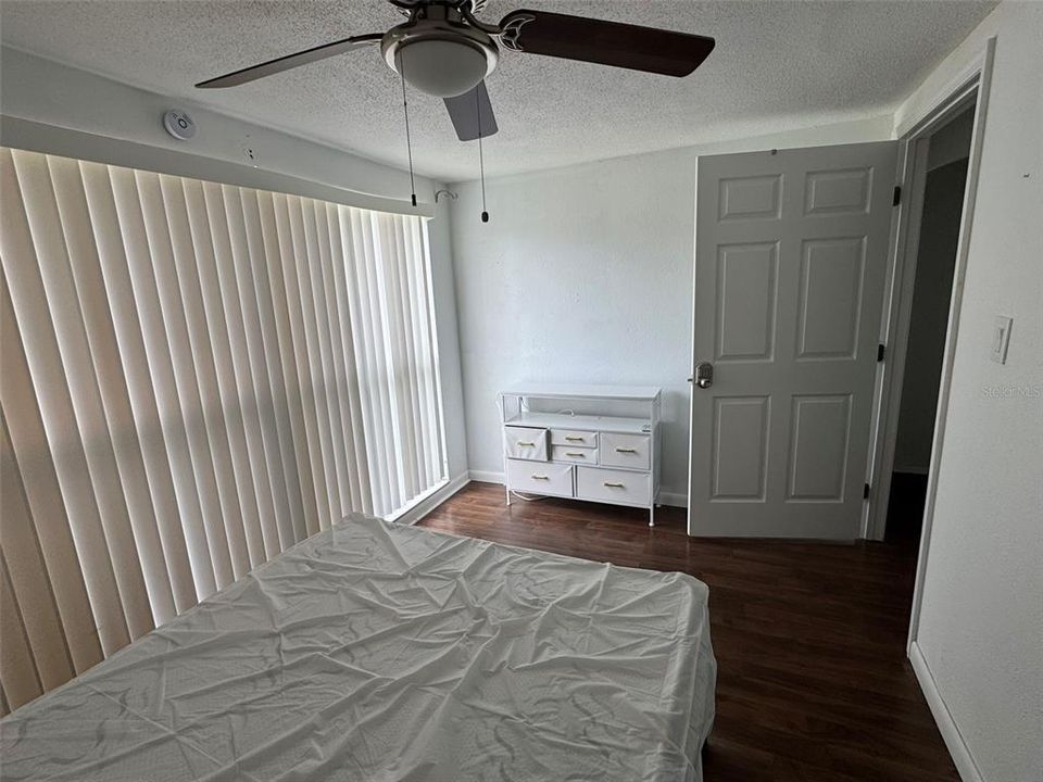 合同活跃: $180,000 (6 贝兹, 2 浴室, 1622 平方英尺)