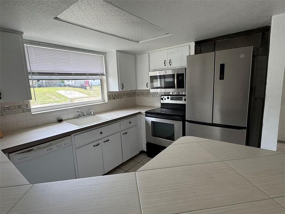 合同活跃: $180,000 (6 贝兹, 2 浴室, 1622 平方英尺)