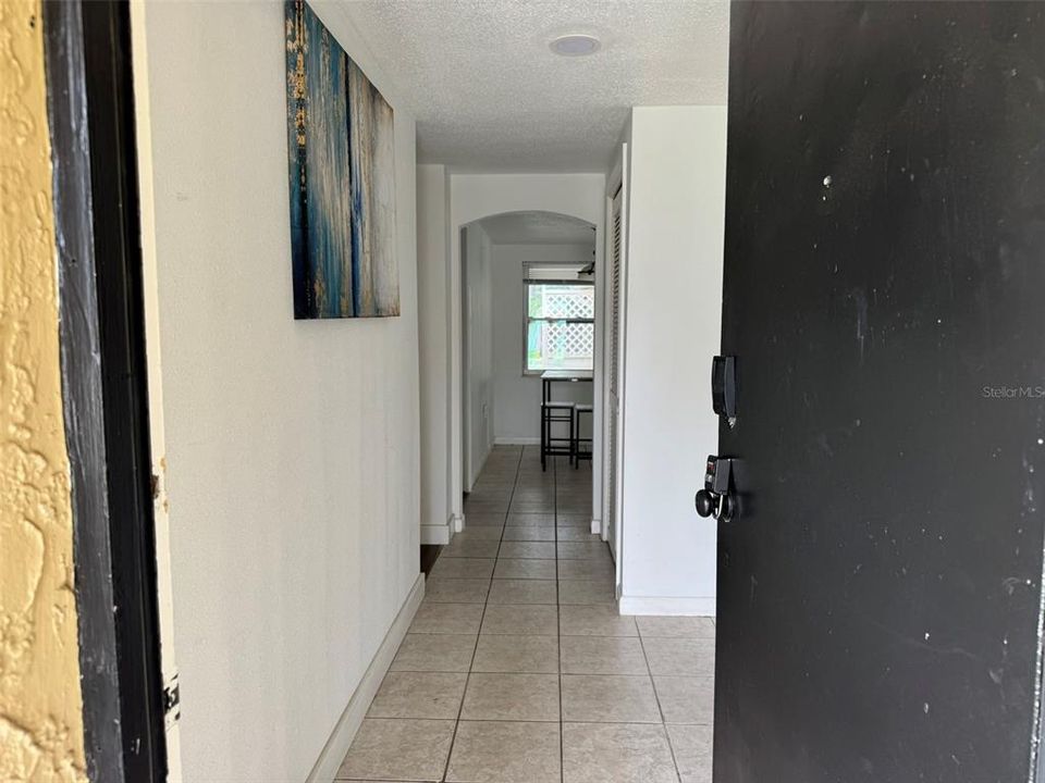 合同活跃: $180,000 (6 贝兹, 2 浴室, 1622 平方英尺)