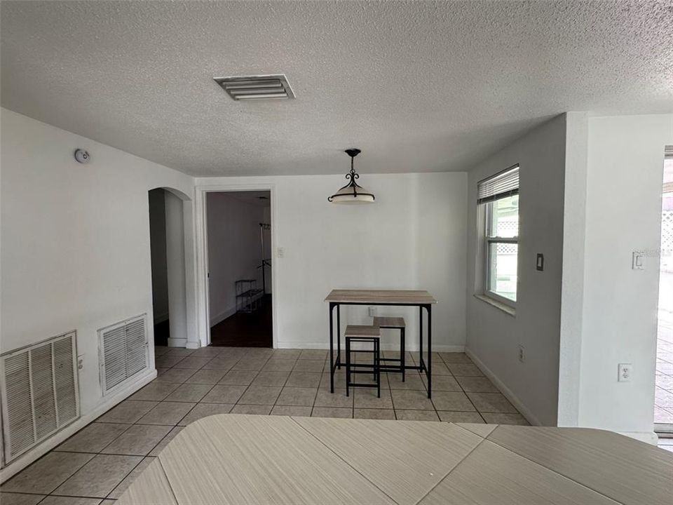 合同活跃: $180,000 (6 贝兹, 2 浴室, 1622 平方英尺)