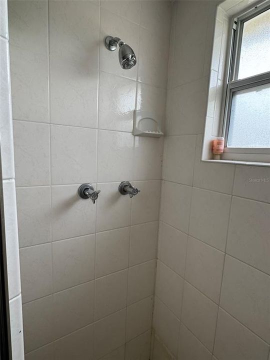 合同活跃: $180,000 (6 贝兹, 2 浴室, 1622 平方英尺)