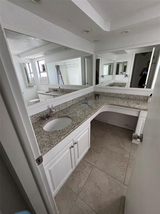 合同活跃: $180,000 (6 贝兹, 2 浴室, 1622 平方英尺)