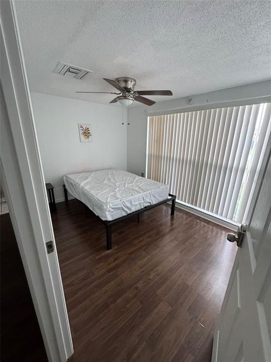 合同活跃: $180,000 (6 贝兹, 2 浴室, 1622 平方英尺)