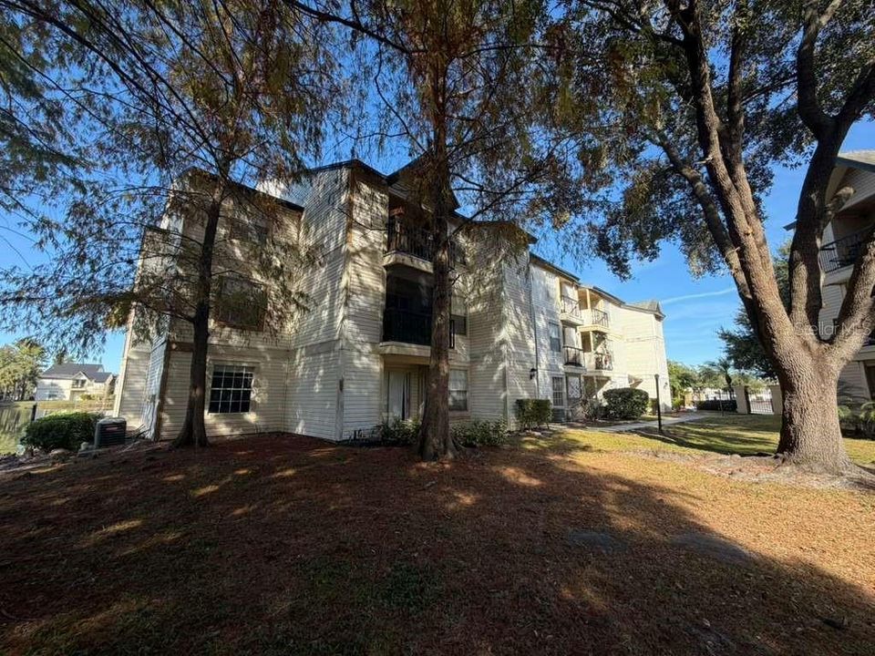Active With Contract: $1,285 (2 beds, 2 baths, 864 Square Feet)