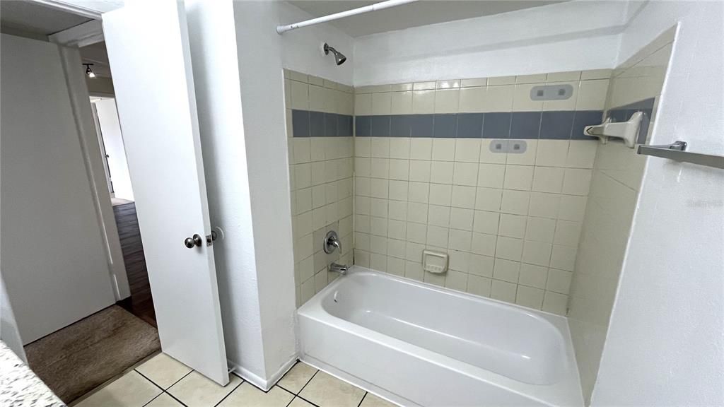 Active With Contract: $1,285 (2 beds, 2 baths, 864 Square Feet)
