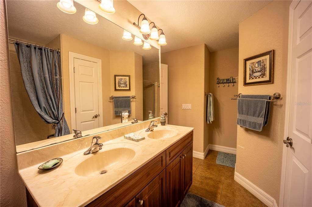 合同活跃: $359,900 (3 贝兹, 2 浴室, 1422 平方英尺)