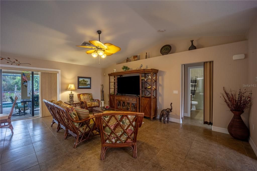 合同活跃: $359,900 (3 贝兹, 2 浴室, 1422 平方英尺)