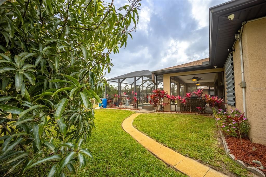 合同活跃: $359,900 (3 贝兹, 2 浴室, 1422 平方英尺)