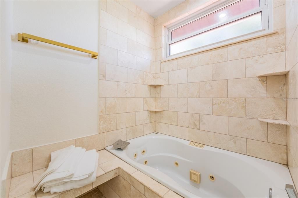 Activo con contrato: $789,000 (4 camas, 2 baños, 2041 Pies cuadrados)