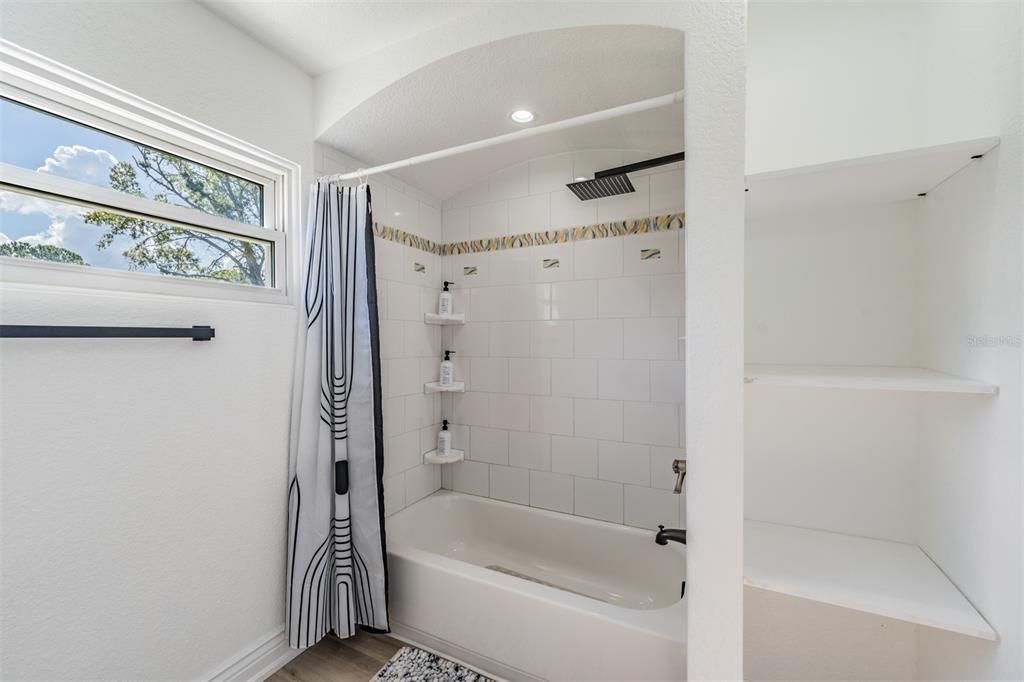 Activo con contrato: $789,000 (4 camas, 2 baños, 2041 Pies cuadrados)