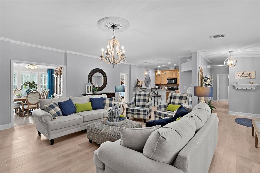 Activo con contrato: $337,500 (3 camas, 2 baños, 2220 Pies cuadrados)