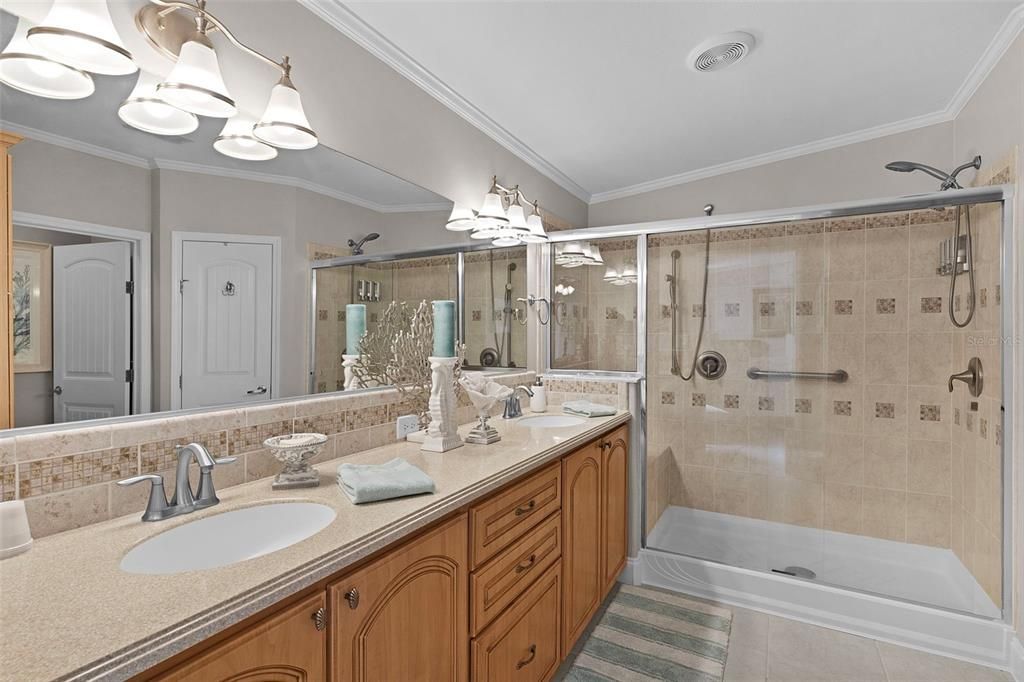 Activo con contrato: $337,500 (3 camas, 2 baños, 2220 Pies cuadrados)