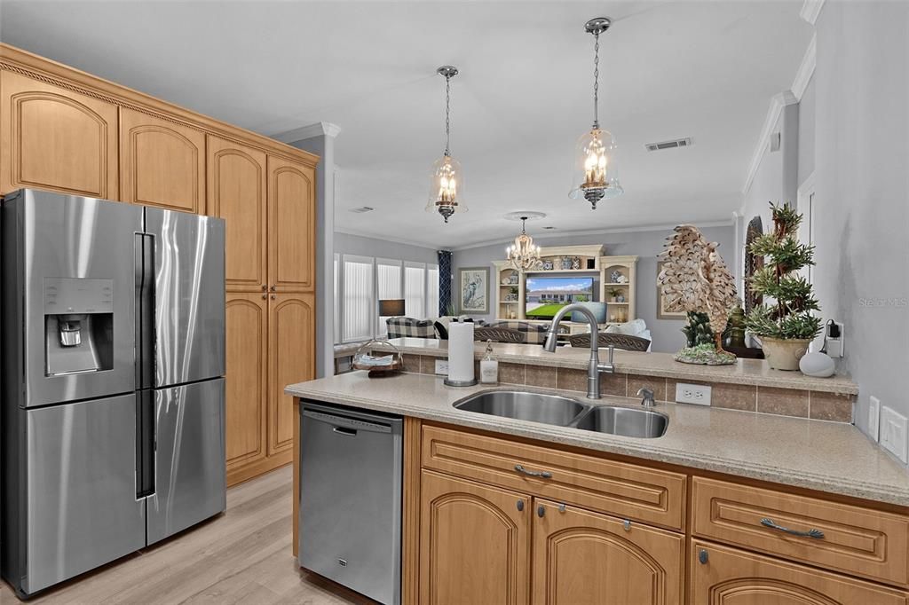 Activo con contrato: $337,500 (3 camas, 2 baños, 2220 Pies cuadrados)