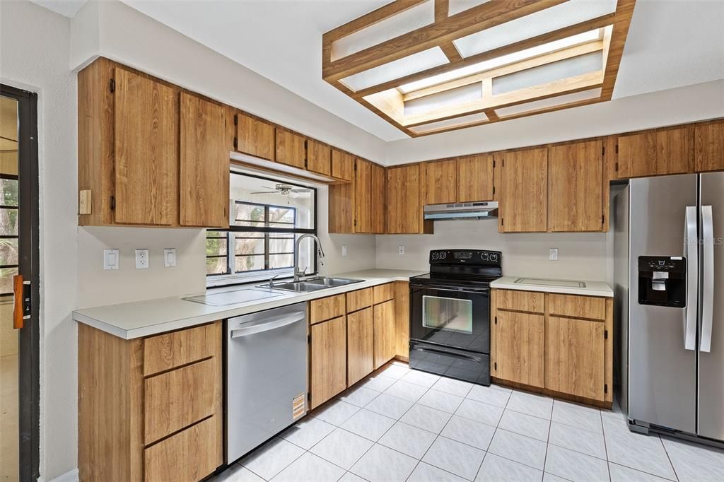 Под контрактом: $1,795 (3 спален, 2 ванн, 1806 Квадратных фут)