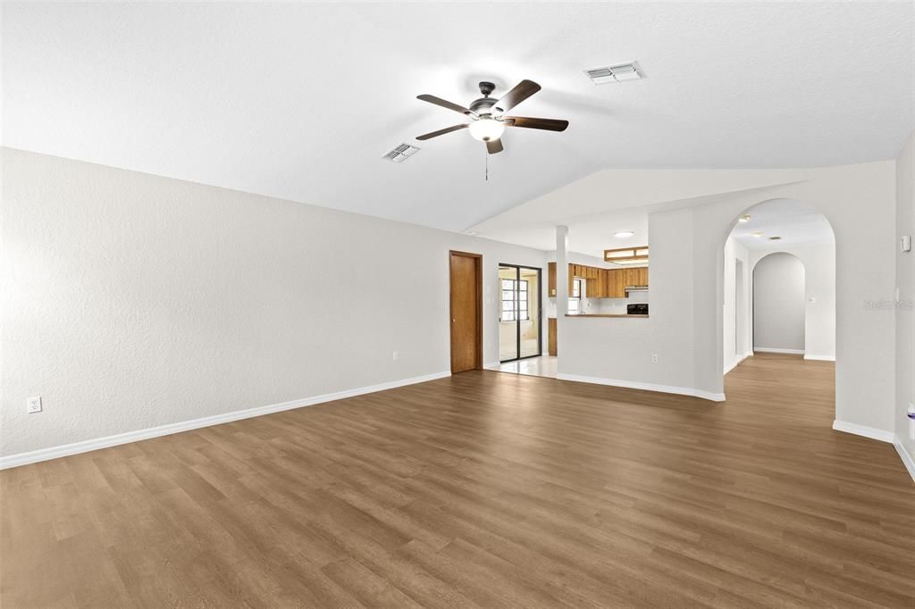 Под контрактом: $1,795 (3 спален, 2 ванн, 1806 Квадратных фут)