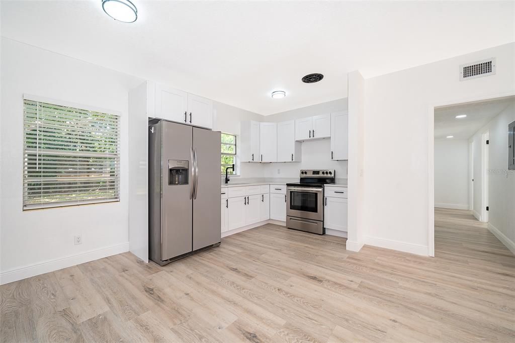 Под контрактом: $293,900 (3 спален, 2 ванн, 1040 Квадратных фут)