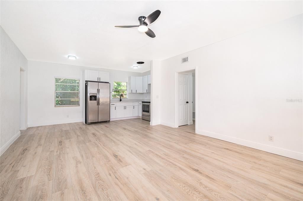 Под контрактом: $293,900 (3 спален, 2 ванн, 1040 Квадратных фут)