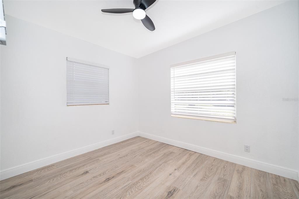 Под контрактом: $293,900 (3 спален, 2 ванн, 1040 Квадратных фут)