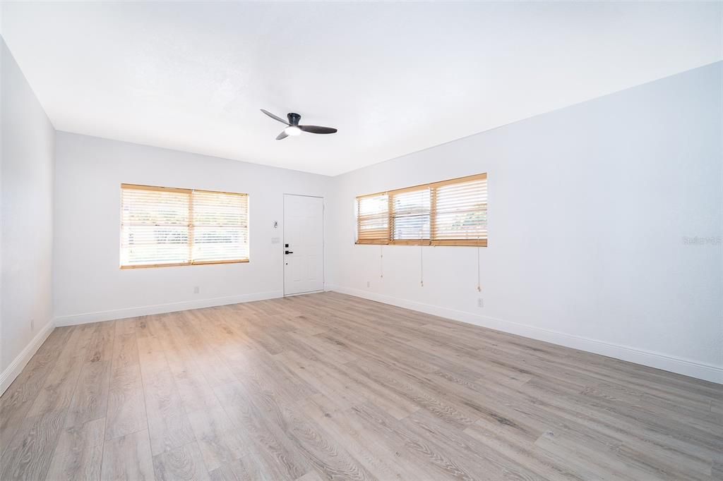 Под контрактом: $293,900 (3 спален, 2 ванн, 1040 Квадратных фут)