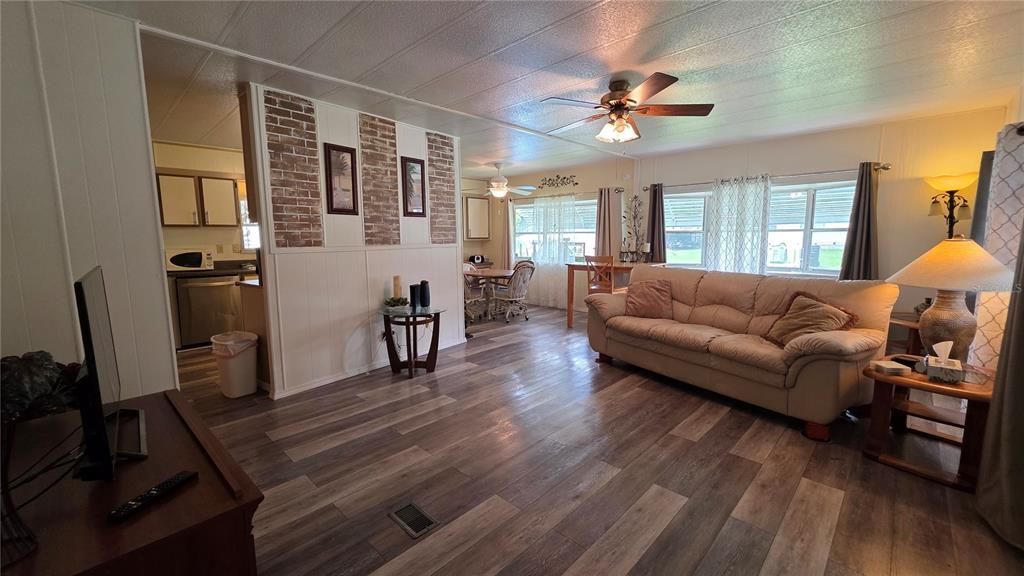 待售: $144,000 (2 贝兹, 2 浴室, 1248 平方英尺)