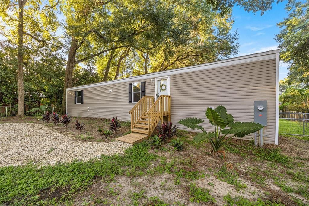 合同活跃: $174,900 (2 贝兹, 2 浴室, 820 平方英尺)