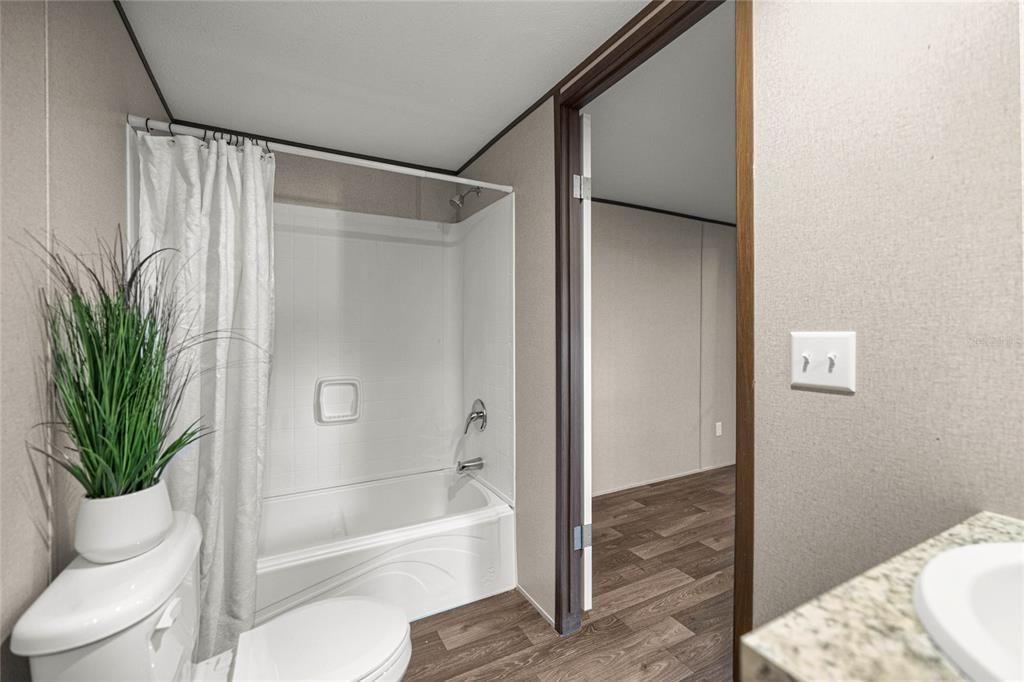 合同活跃: $174,900 (2 贝兹, 2 浴室, 820 平方英尺)