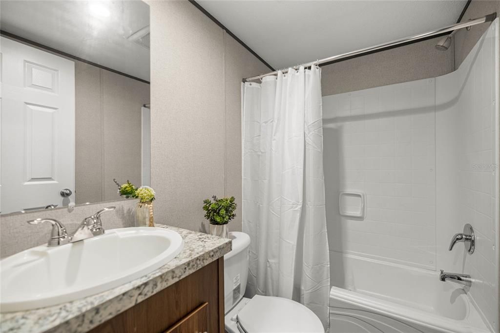 合同活跃: $174,900 (2 贝兹, 2 浴室, 820 平方英尺)