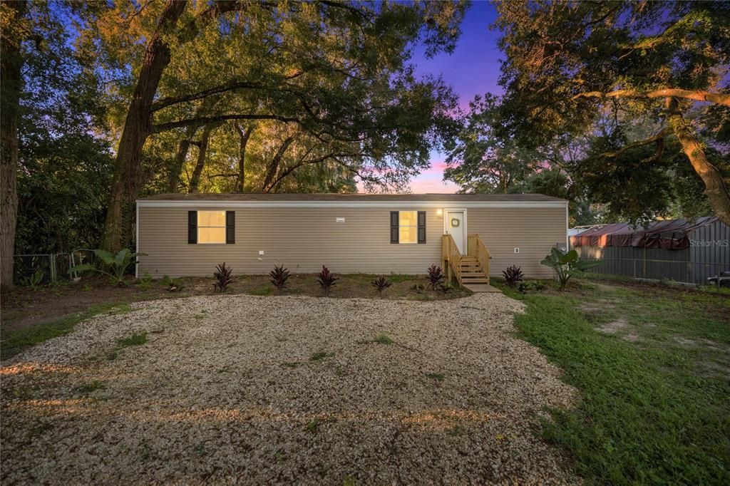 合同活跃: $174,900 (2 贝兹, 2 浴室, 820 平方英尺)