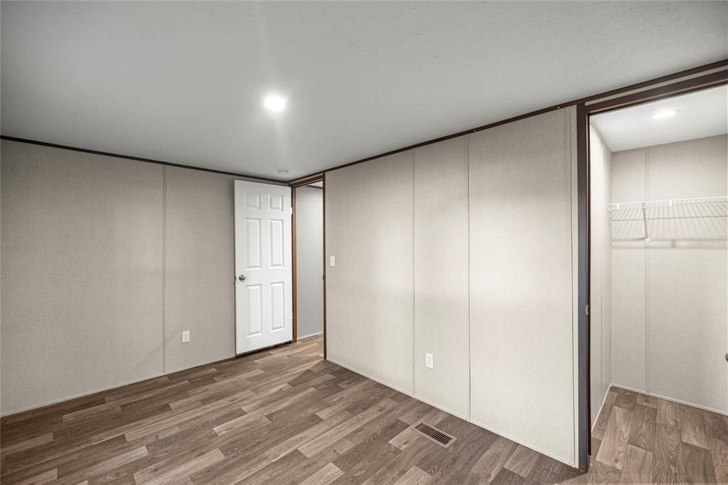 合同活跃: $174,900 (2 贝兹, 2 浴室, 820 平方英尺)