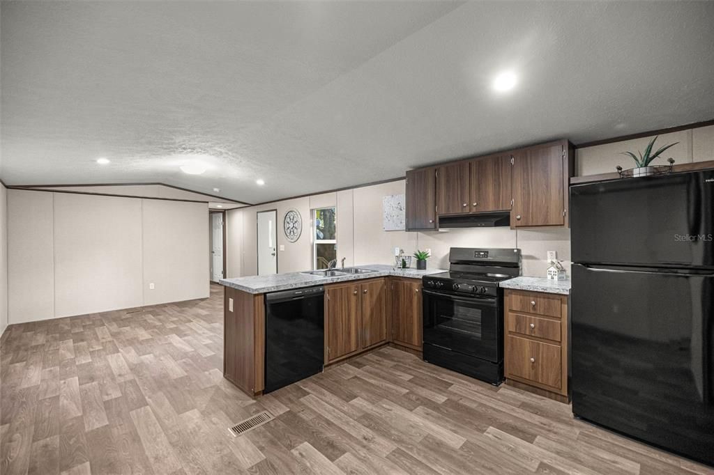 合同活跃: $174,900 (2 贝兹, 2 浴室, 820 平方英尺)