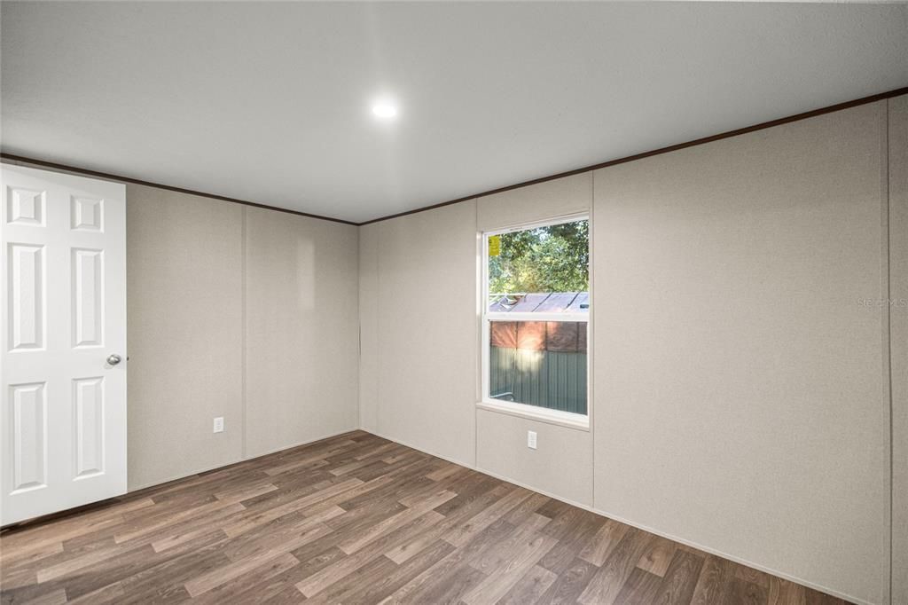 合同活跃: $174,900 (2 贝兹, 2 浴室, 820 平方英尺)