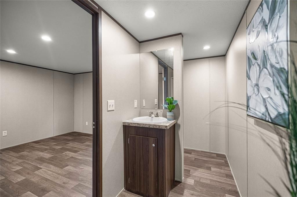 合同活跃: $174,900 (2 贝兹, 2 浴室, 820 平方英尺)