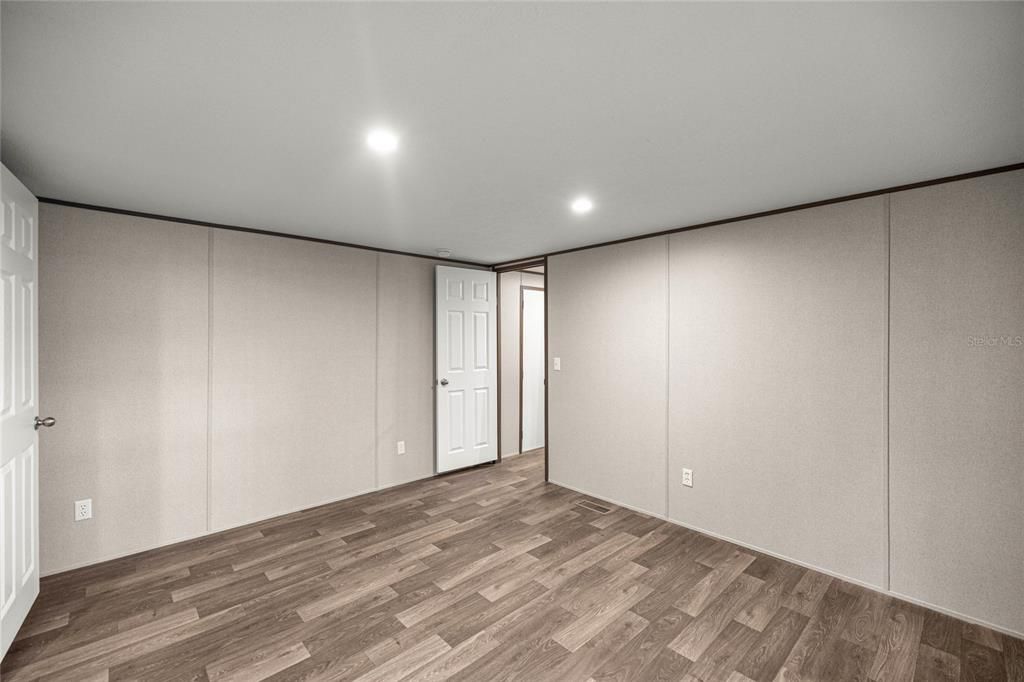 合同活跃: $174,900 (2 贝兹, 2 浴室, 820 平方英尺)