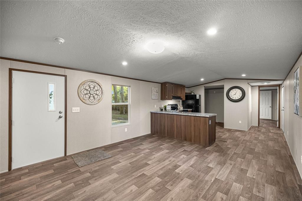 合同活跃: $174,900 (2 贝兹, 2 浴室, 820 平方英尺)