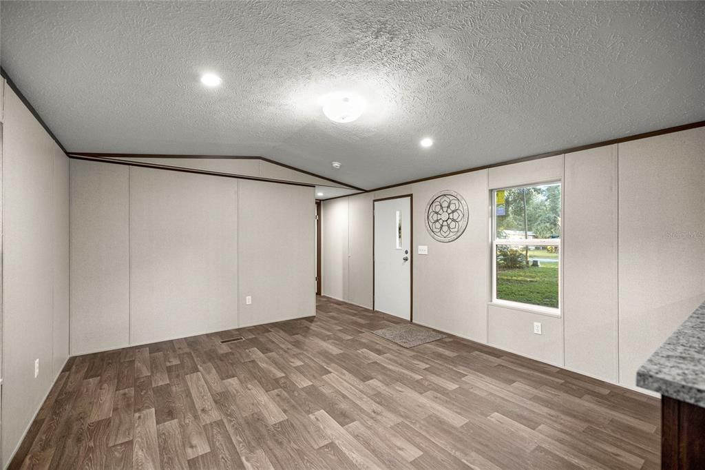 合同活跃: $174,900 (2 贝兹, 2 浴室, 820 平方英尺)