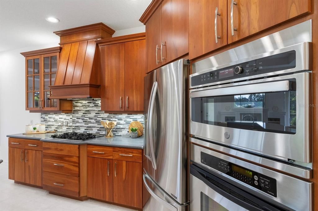 Под контрактом: $995,000 (3 спален, 3 ванн, 2928 Квадратных фут)