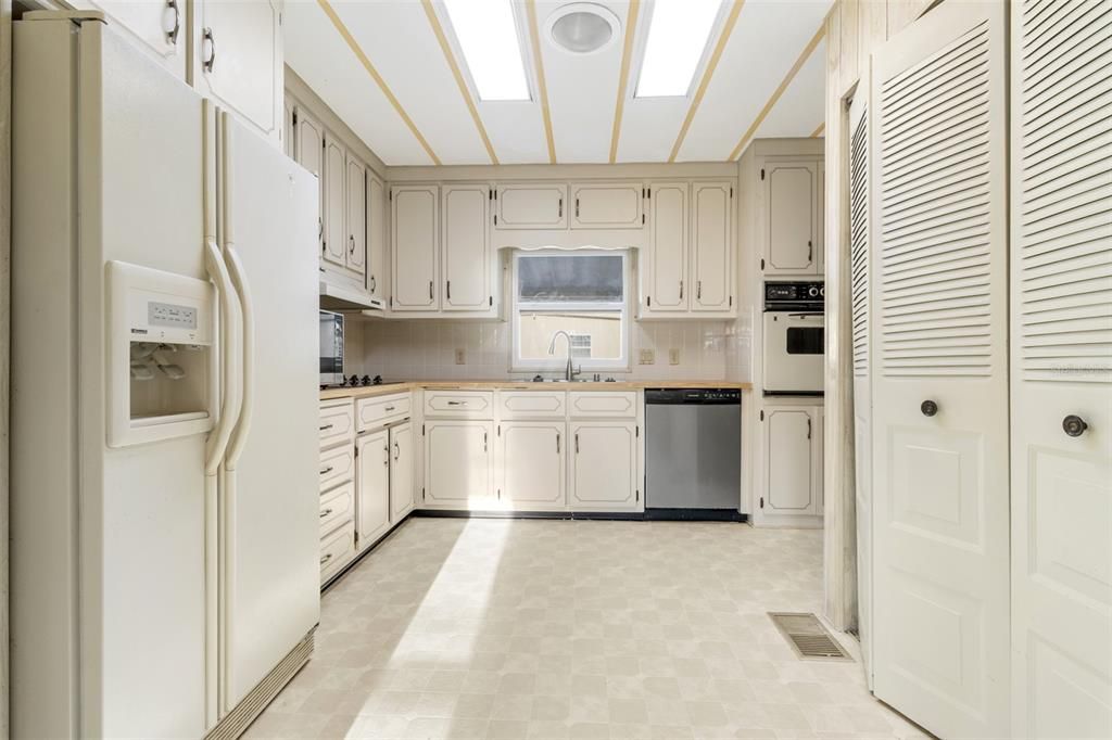 For Sale: $160,000 (2 beds, 2 baths, 1152 Square Feet)