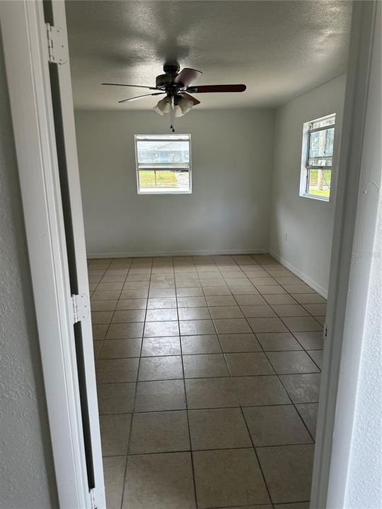 En Venta: $320,000 (5 camas, 2 baños, 1864 Pies cuadrados)