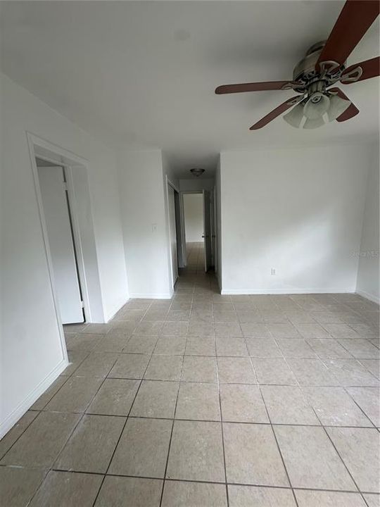 En Venta: $320,000 (5 camas, 2 baños, 1864 Pies cuadrados)