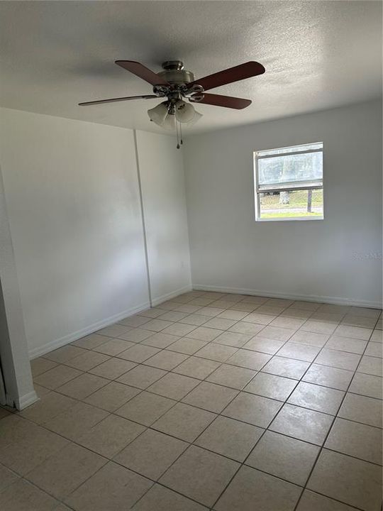 En Venta: $320,000 (5 camas, 2 baños, 1864 Pies cuadrados)