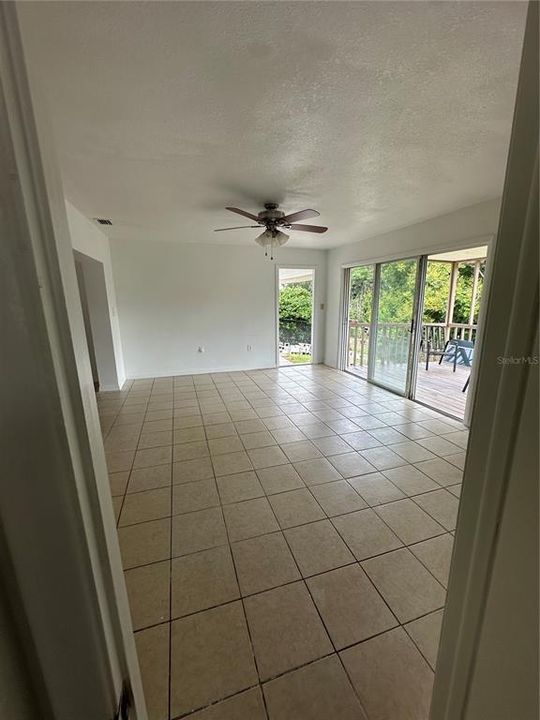 En Venta: $320,000 (5 camas, 2 baños, 1864 Pies cuadrados)