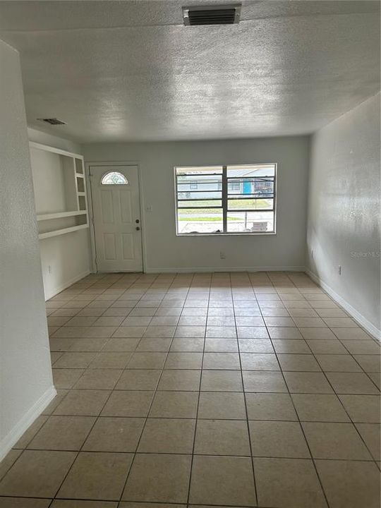 En Venta: $320,000 (5 camas, 2 baños, 1864 Pies cuadrados)