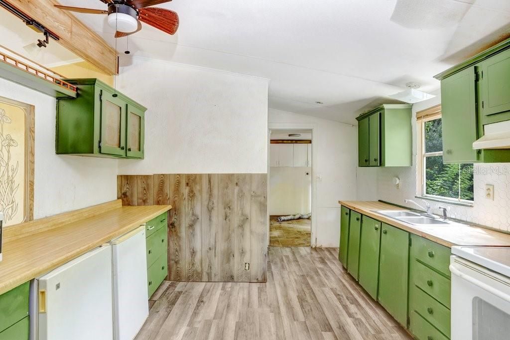 Active With Contract: $160,000 (2 beds, 2 baths, 1225 Square Feet)